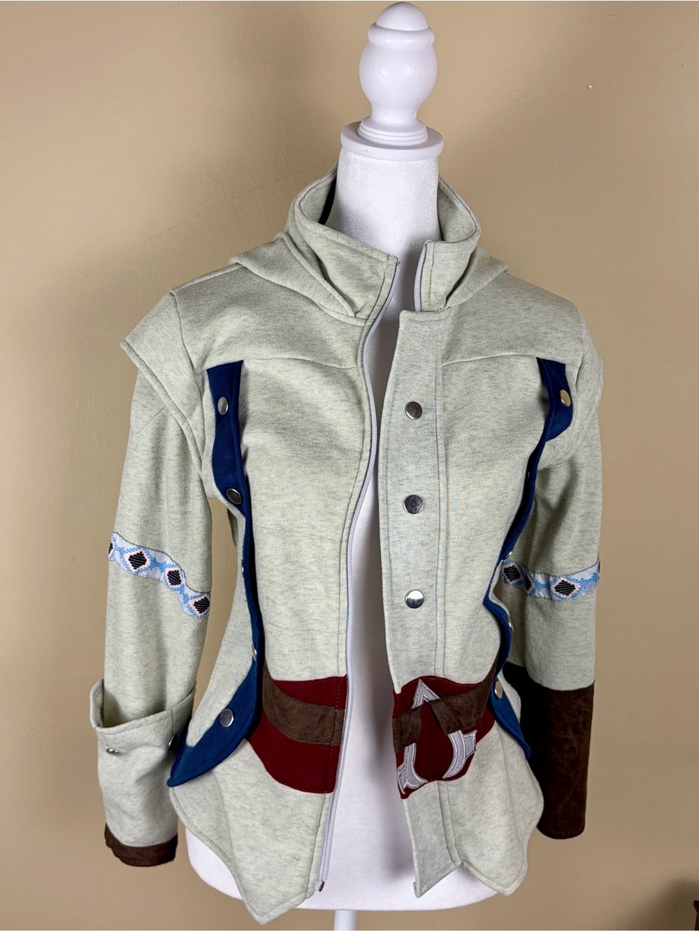 Assassin’s Creed unisex grey cosplay hoodie with embroidered details Teen 8-10 - Picture 5 of 9